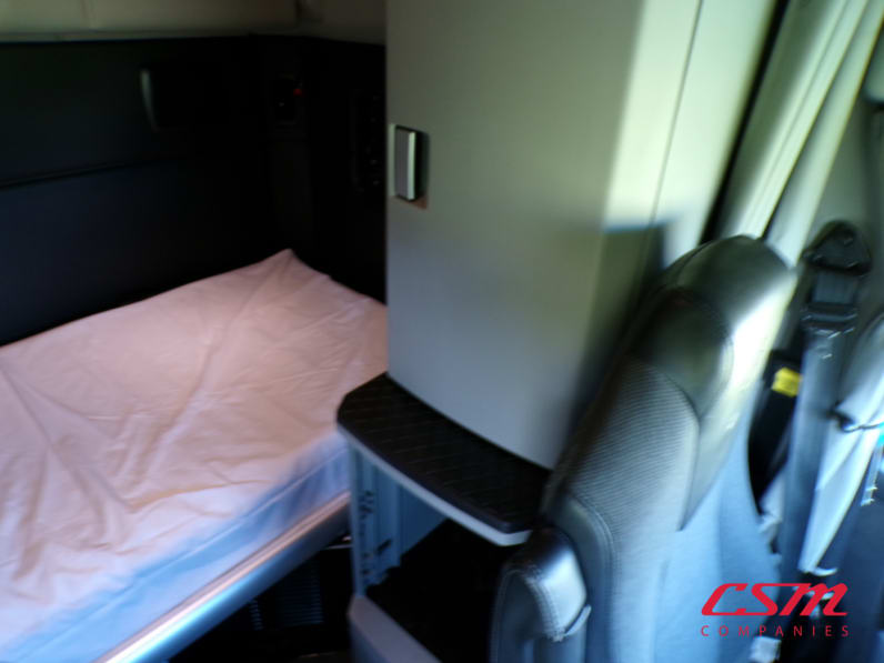 Interior driver side sleeper for this 2022 Kenworth T680 (Stock number: UNJ467262)Weeee