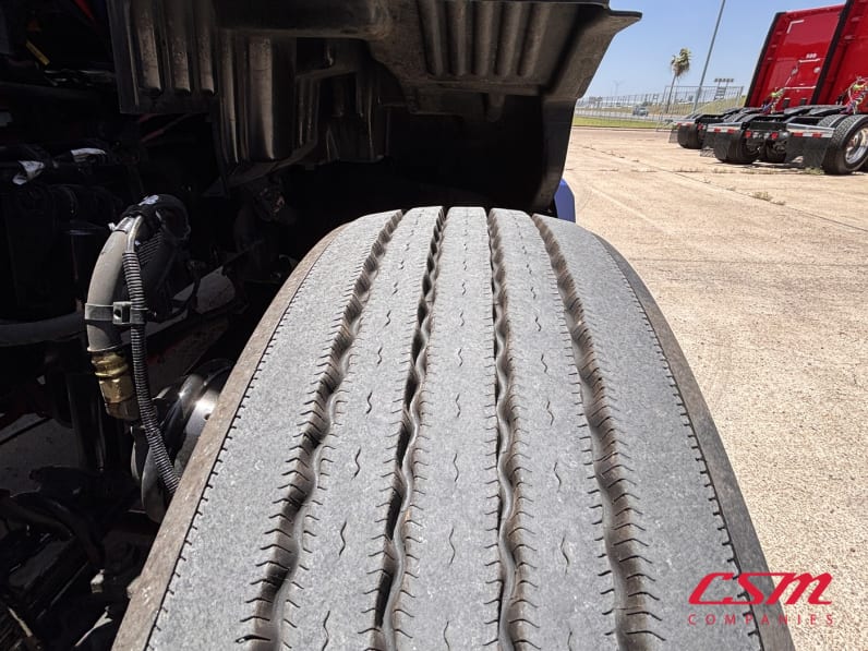 Driver side front tire tread for this 2022 Kenworth T680 (Stock number: UNJ467268)Weeee