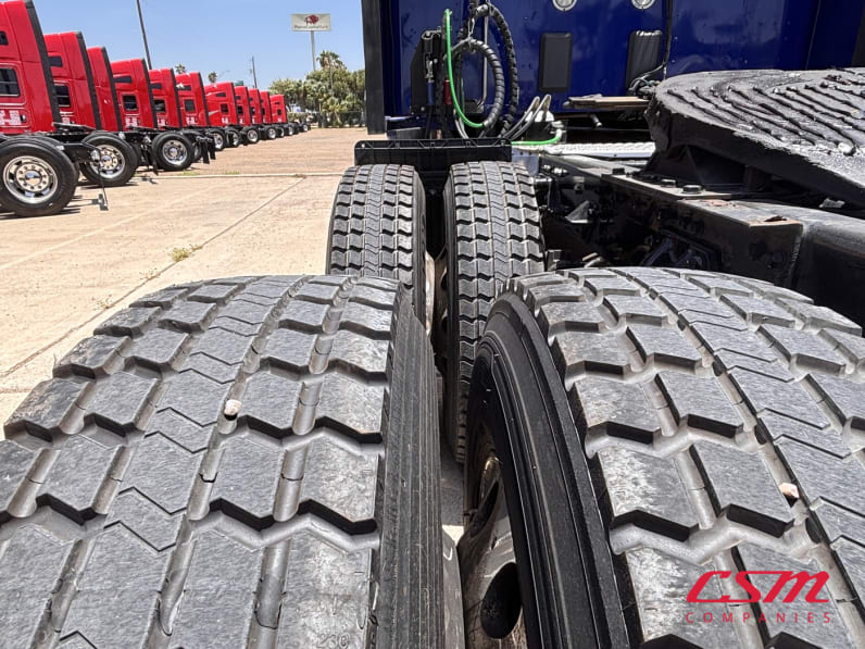 Driver side rear frame and tire tread for this 2022 Kenworth T680 (Stock number: UNJ467268)Weeee