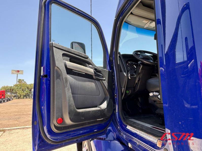Drivers side door open for this 2022 Kenworth T680 (Stock number: UNJ467268)Weeee