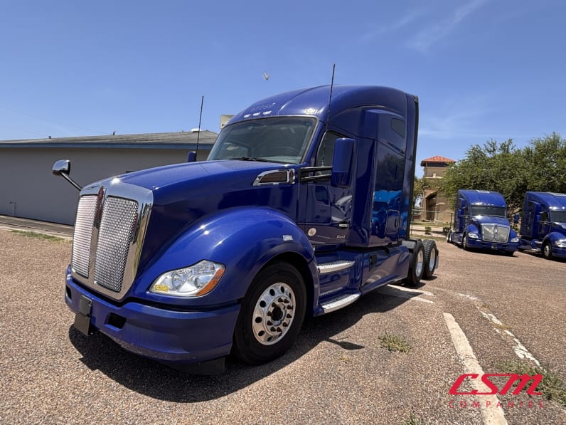 Exterior front drivers side for this 2022 Kenworth T680 (Stock number: UNJ467268)Weeee