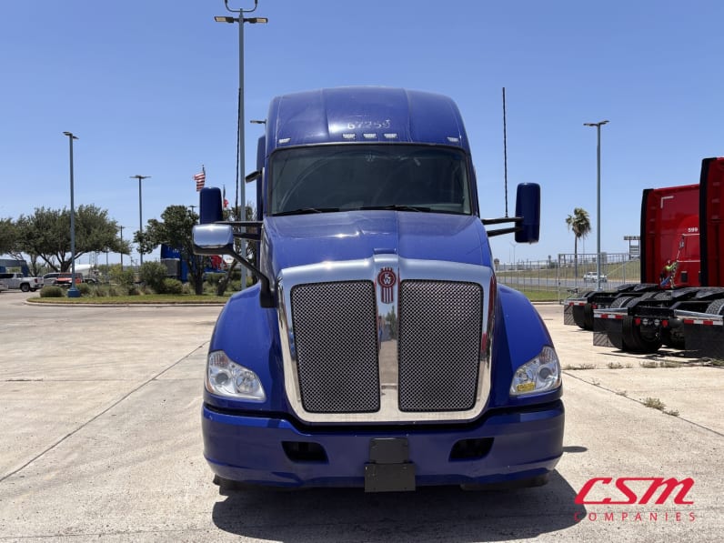 Exterior full front view for this 2022 Kenworth T680 (Stock number: UNJ467268)Weeee