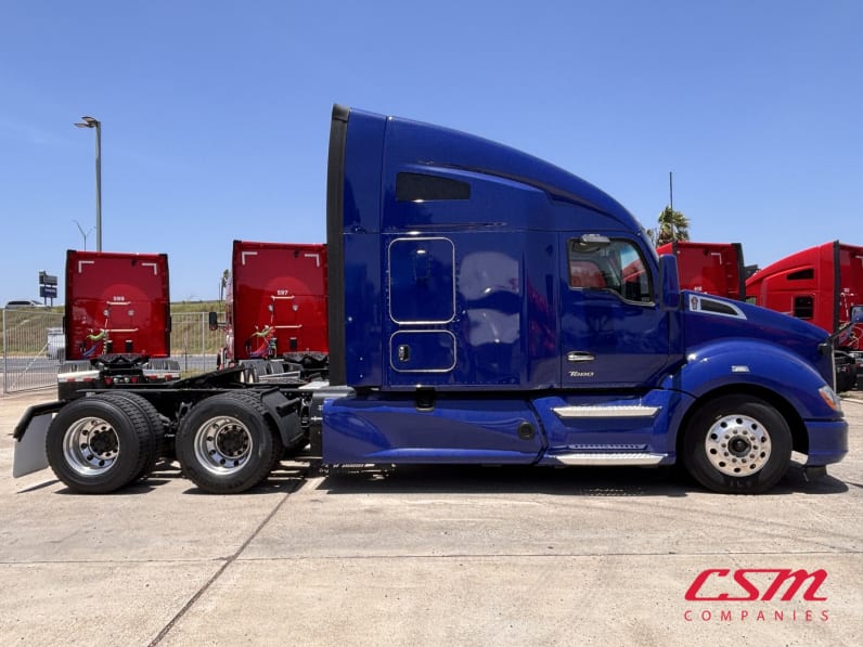 Exterior full passenger side for this 2022 Kenworth T680 (Stock number: UNJ467268)Weeee