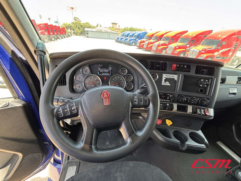 Interior dash for this 2022 Kenworth T680 (Stock number: UNJ467268)Weeee