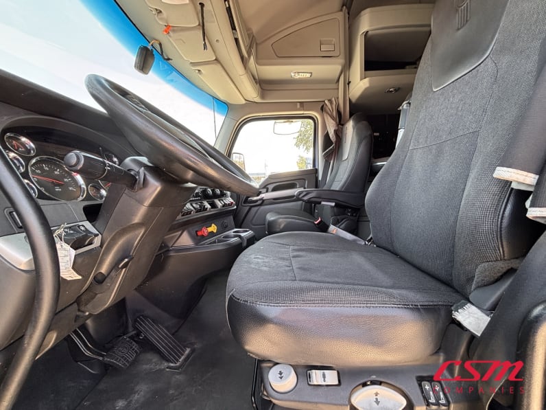 Interior seats for this 2022 Kenworth T680 (Stock number: UNJ467268)Weeee