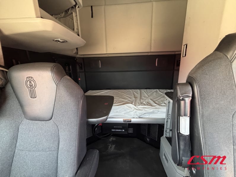 Interior wide sleeper view for this 2022 Kenworth T680 (Stock number: UNJ467268)Weeee