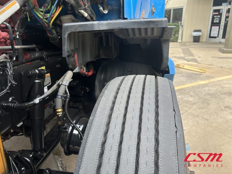 Driver side front tire tread for this 2022 Kenworth T680 (Stock number: UNJ467279)Weeee
