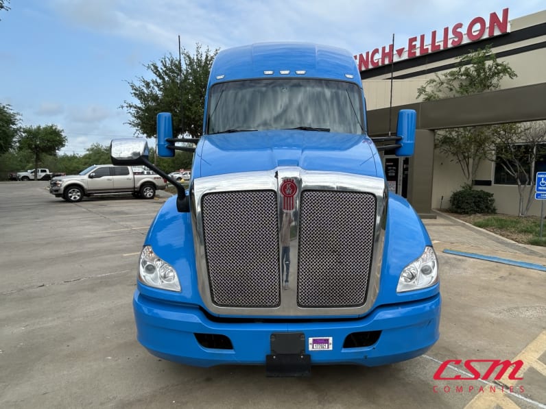 Exterior full front view for this 2022 Kenworth T680 (Stock number: UNJ467279)Weeee