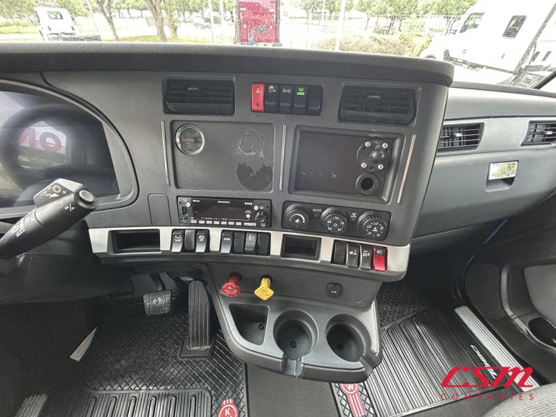 Interior radio and navigation system for this 2022 Kenworth T680 (Stock number: UNJ467279)Weeee