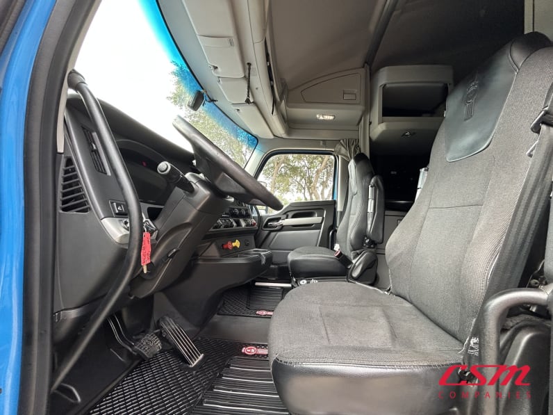 Interior seats for this 2022 Kenworth T680 (Stock number: UNJ467279)Weeee