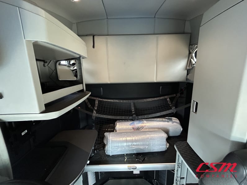 Interior wide sleeper view for this 2022 Kenworth T680 (Stock number: UNJ467279)Weeee