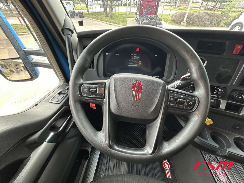 Interior steering wheel for this 2022 Kenworth T680 (Stock number: UNJ467279)Weeee