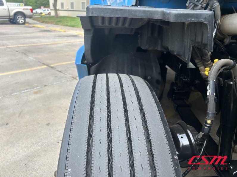 Passenger side front tire tread for this 2022 Kenworth T680 (Stock number: UNJ467279)Weeee