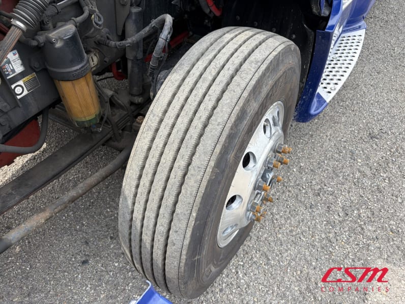 Driver side front tire tread for this 2022 Kenworth T680 (Stock number: UNJ467282)Weeee