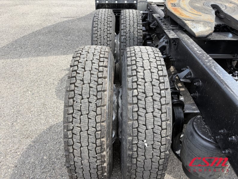 Driver side rear frame and tire tread for this 2022 Kenworth T680 (Stock number: UNJ467282)Weeee