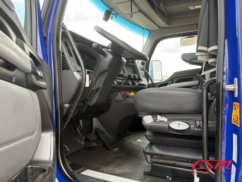 Drivers side door open for this 2022 Kenworth T680 (Stock number: UNJ467282)Weeee