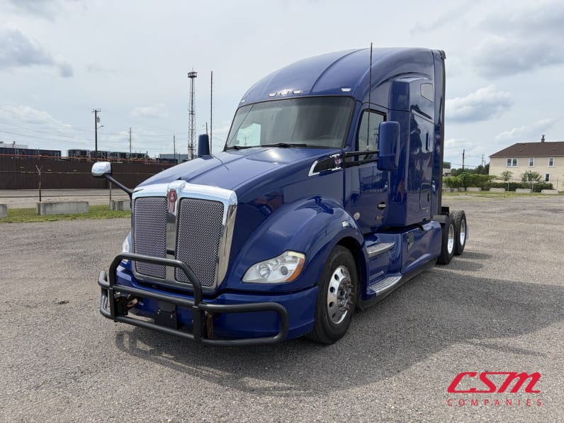 Exterior front drivers side for this 2022 Kenworth T680 (Stock number: UNJ467282)Weeee