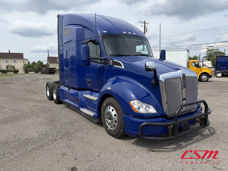Exterior front passenger side for this 2022 Kenworth T680 (Stock number: UNJ467282)Weeee