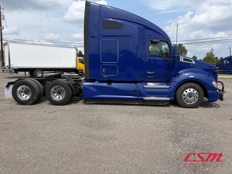 Exterior full passenger side for this 2022 Kenworth T680 (Stock number: UNJ467282)Weeee