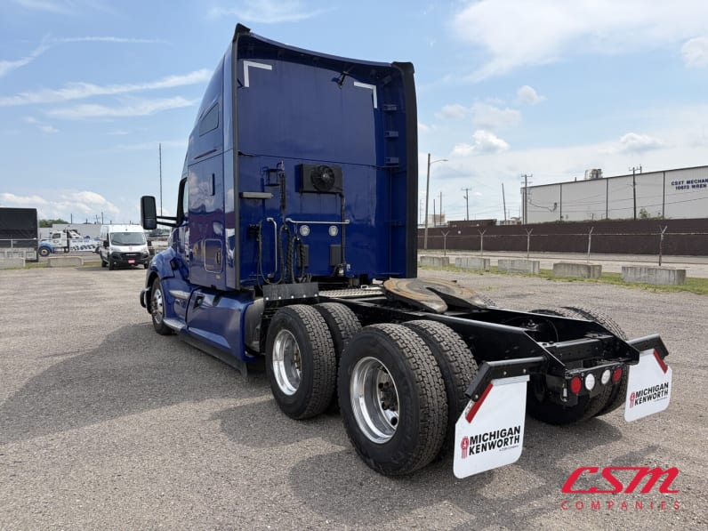 Exterior rear driver side for this 2022 Kenworth T680 (Stock number: UNJ467282)Weeee
