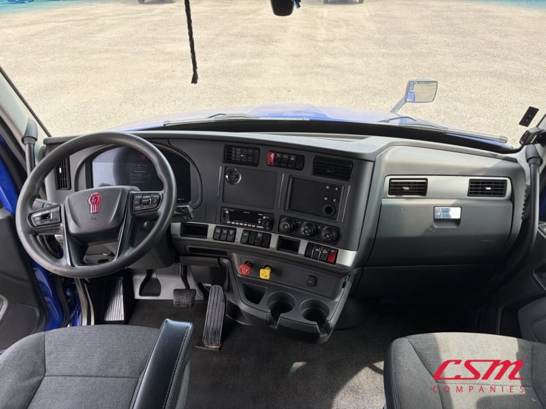 Interior cockpit for this 2022 Kenworth T680 (Stock number: UNJ467282)Weeee