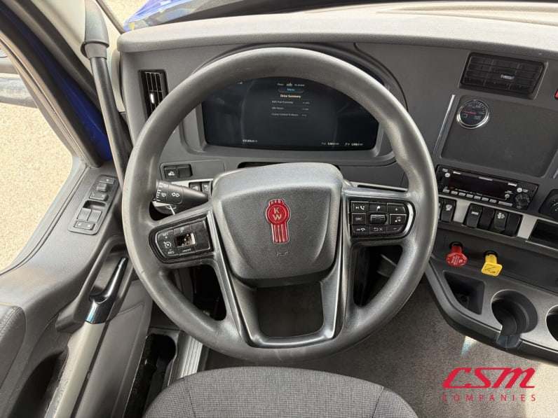 Interior dash for this 2022 Kenworth T680 (Stock number: UNJ467282)Weeee