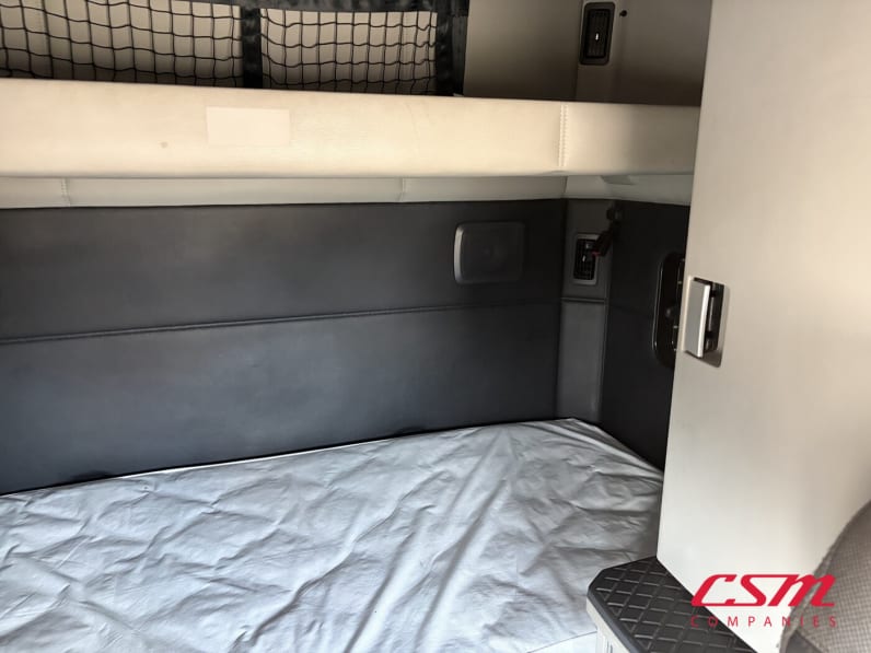 Interior driver side sleeper for this 2022 Kenworth T680 (Stock number: UNJ467282)Weeee