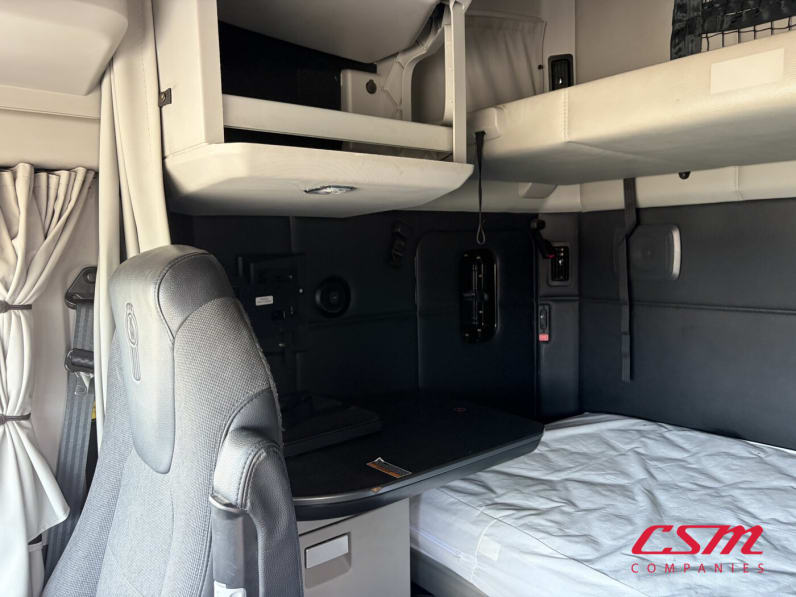 Interior passenger side sleeper for this 2022 Kenworth T680 (Stock number: UNJ467282)Weeee