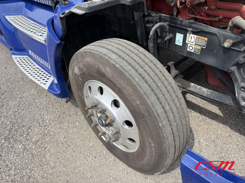 Passenger side front tire tread for this 2022 Kenworth T680 (Stock number: UNJ467282)Weeee