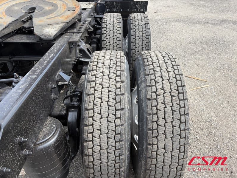 Passenger side rear frame and tire tread for this 2022 Kenworth T680 (Stock number: UNJ467282)Weeee
