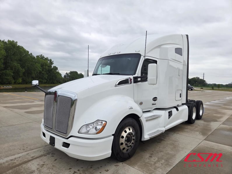 Exterior front drivers side for this 2022 Kenworth T680 (Stock number: UNJ467300)Weeee