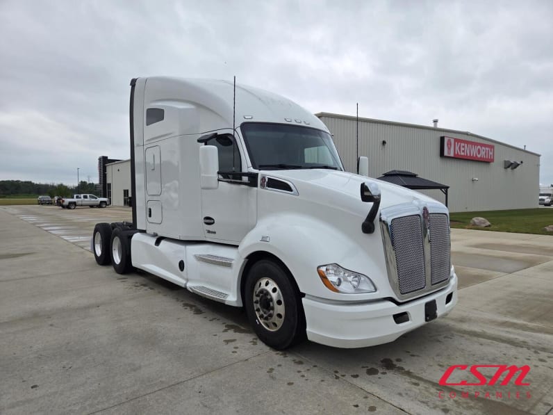 Exterior rear passenger side for this 2022 Kenworth T680 (Stock number: UNJ467300)Weeee
