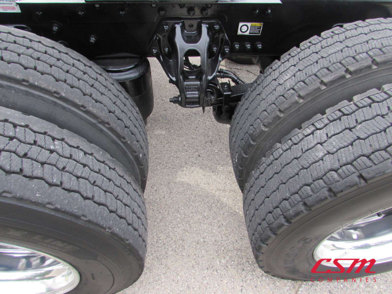 Driver side rear frame and tire tread for this 2022 Kenworth T680 (Stock number: UNJ467311)Weeee