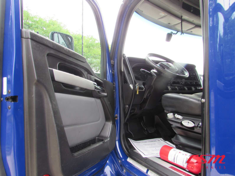 Drivers side door open for this 2022 Kenworth T680 (Stock number: UNJ467311)Weeee