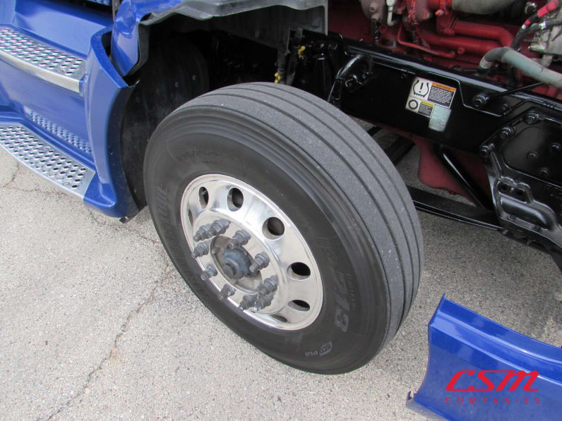 Passenger side front tire tread for this 2022 Kenworth T680 (Stock number: UNJ467311)Weeee