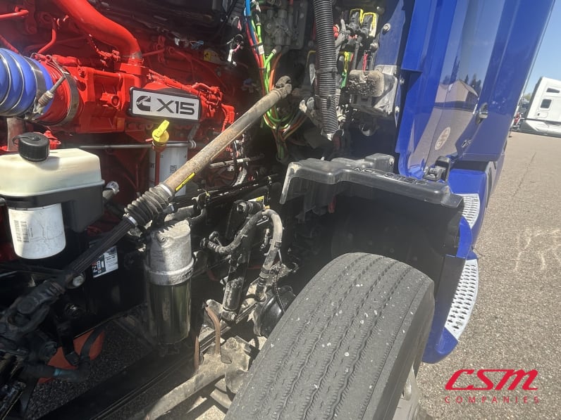 Driver side front tire tread for this 2022 Kenworth T680 (Stock number: UNJ467314)Weeee