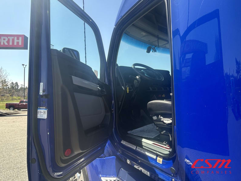 Drivers side door open for this 2022 Kenworth T680 (Stock number: UNJ467314)Weeee