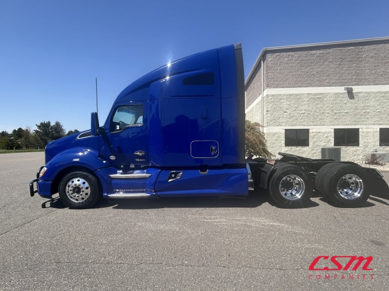 Exterior full driver side for this 2022 Kenworth T680 (Stock number: UNJ467314)Weeee