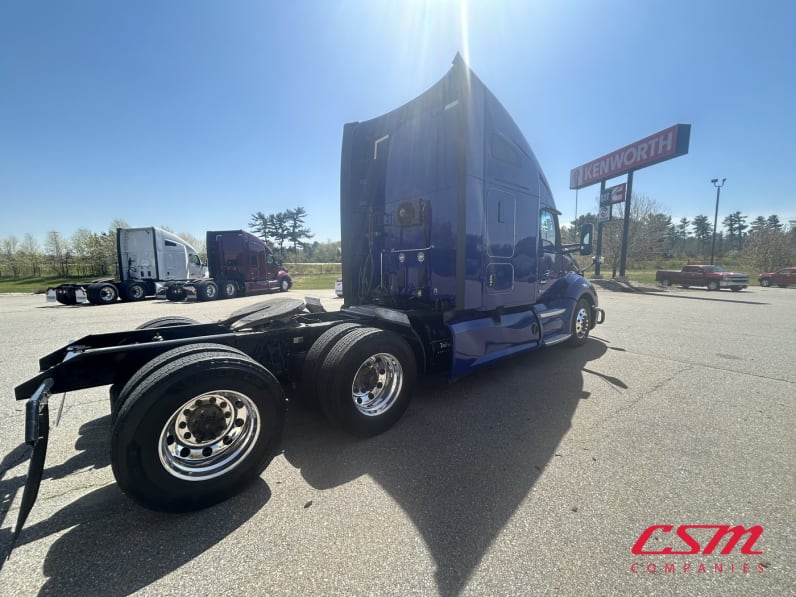 Exterior rear passenger side for this 2022 Kenworth T680 (Stock number: UNJ467314)Weeee