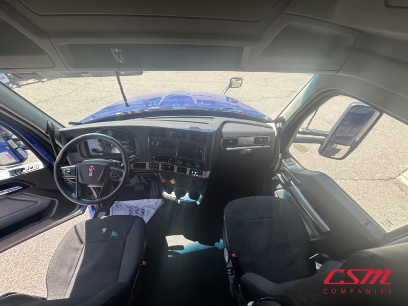 Interior cockpit for this 2022 Kenworth T680 (Stock number: UNJ467314)Weeee