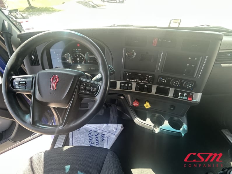 Interior dash for this 2022 Kenworth T680 (Stock number: UNJ467314)Weeee