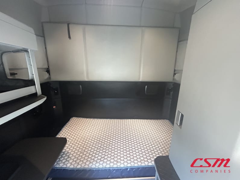 Interior wide sleeper view for this 2022 Kenworth T680 (Stock number: UNJ467314)Weeee