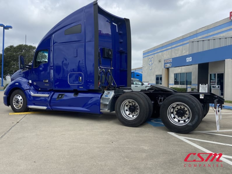 Exterior rear driver side for this 2022 Kenworth T680 (Stock number: UNJ467327)Weeee