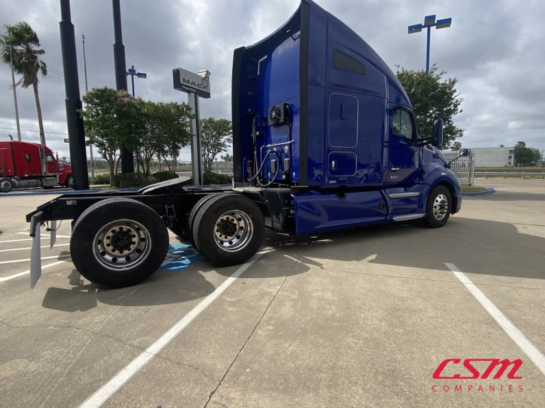 Exterior rear passenger side for this 2022 Kenworth T680 (Stock number: UNJ467327)Weeee