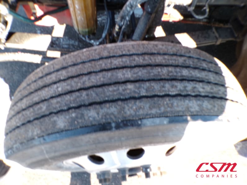 Driver side front tire tread for this 2022 Kenworth T680 (Stock number: UNJ467328)