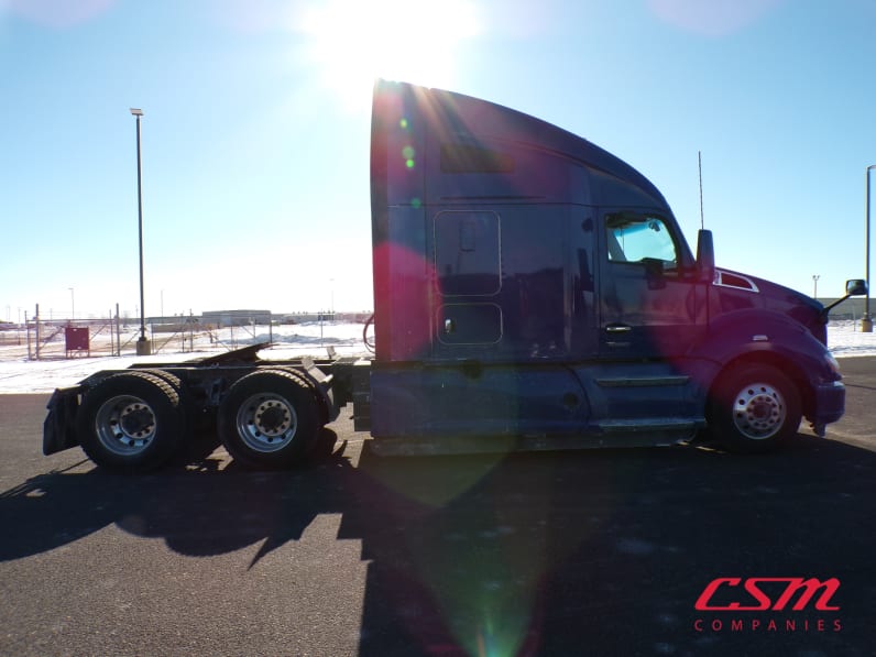 Exterior full passenger side for this 2022 Kenworth T680 (Stock number: UNJ467328)