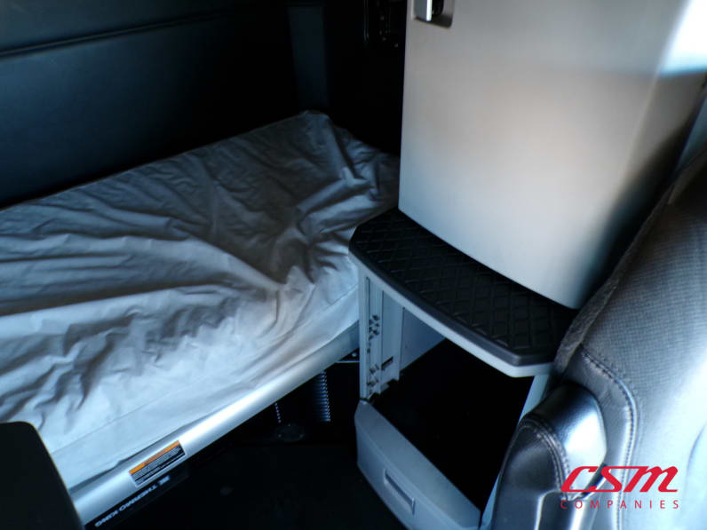 Interior driver side sleeper for this 2022 Kenworth T680 (Stock number: UNJ467328)