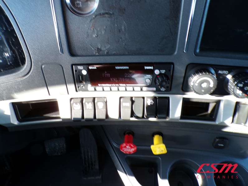 Interior radio and navigation system for this 2022 Kenworth T680 (Stock number: UNJ467328)
