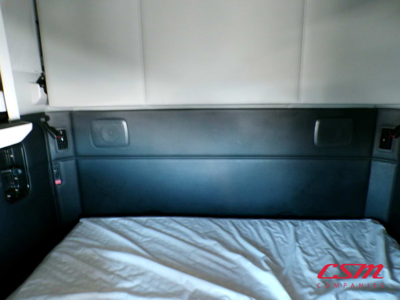 Interior wide sleeper view for this 2022 Kenworth T680 (Stock number: UNJ467328)