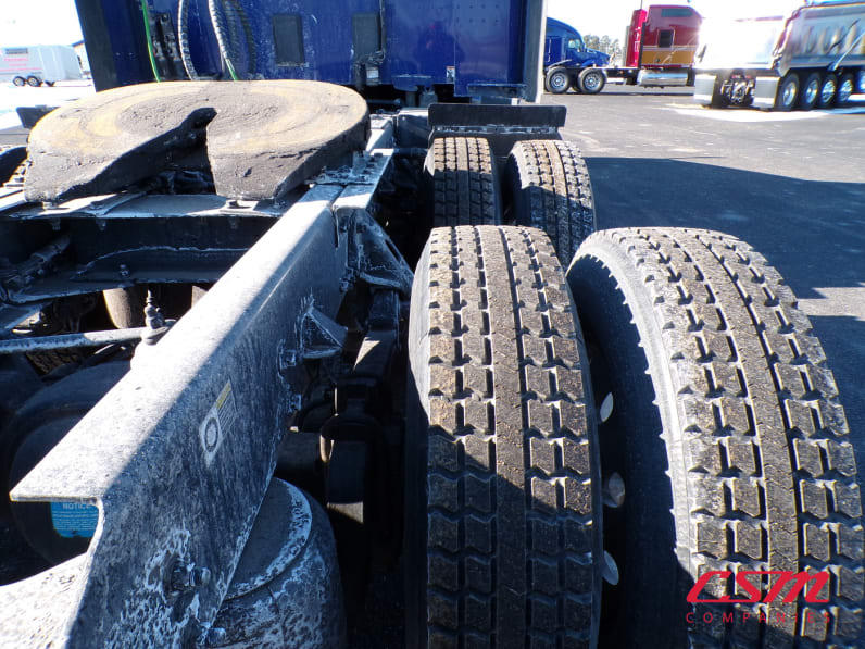 Passenger side rear frame and tire tread for this 2022 Kenworth T680 (Stock number: UNJ467328)